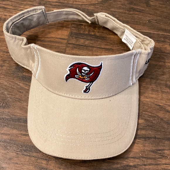 Buccaneers visor - Picture 1 of 6